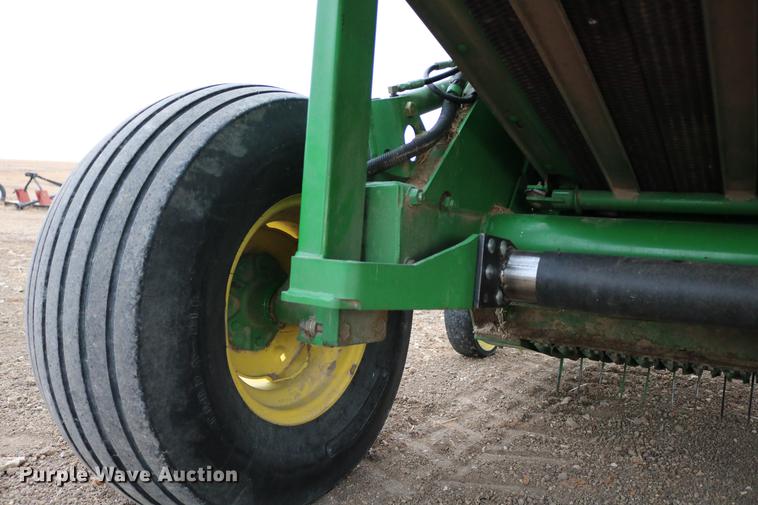 image for item DB6578 2004 John Deere 567 round baler