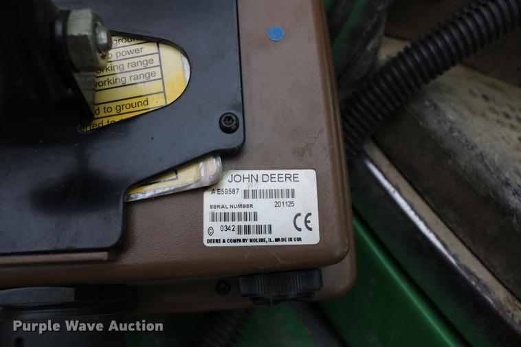 image for item DB6578 2004 John Deere 567 round baler