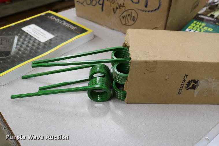 image for item DB6578 2004 John Deere 567 round baler