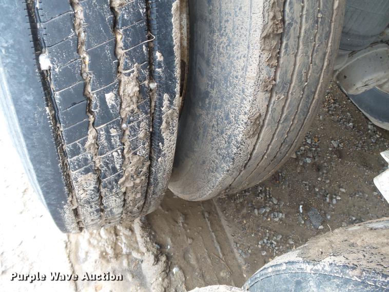 image for item DB7202 2008 Manac double hopper bottom grain trailer