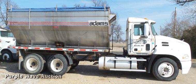 image for item DB7206 2003 Mack CX613 fertilizer tender truck