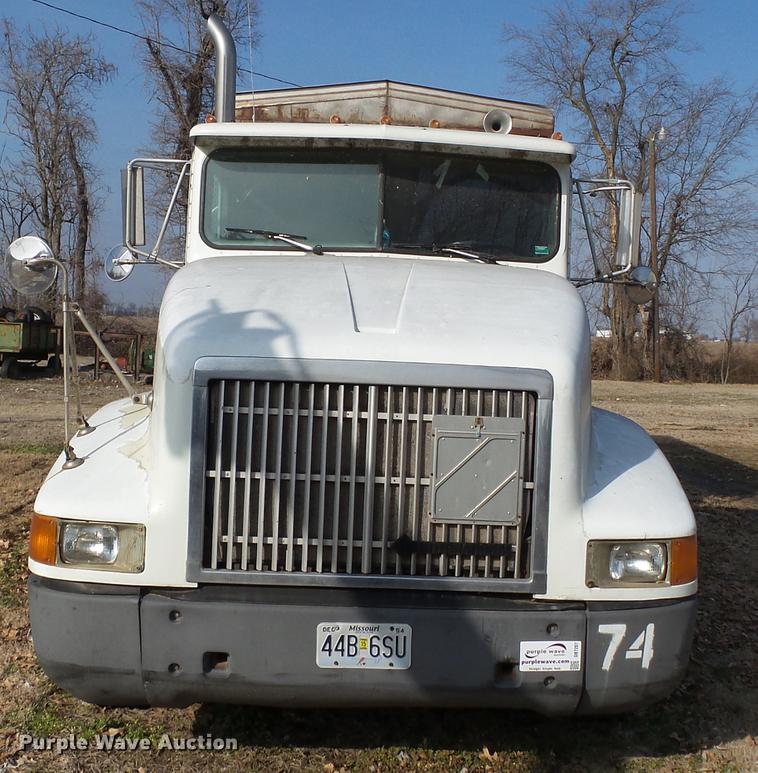 image for item DB7207 1994 International 9400 fertilizer tender truck