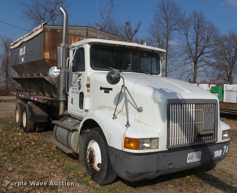 image for item DB7207 1994 International 9400 fertilizer tender truck