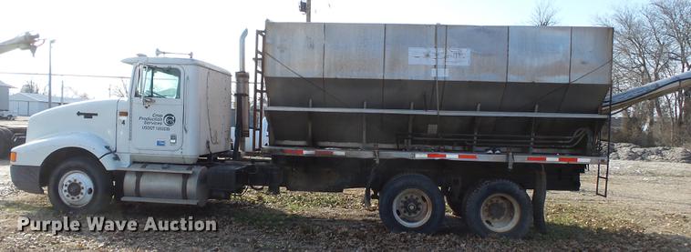 image for item DB7207 1994 International 9400 fertilizer tender truck