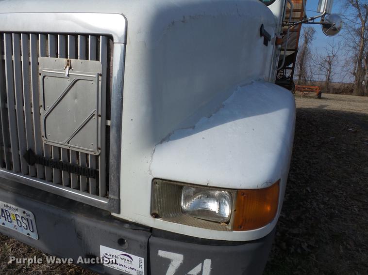 image for item DB7207 1994 International 9400 fertilizer tender truck