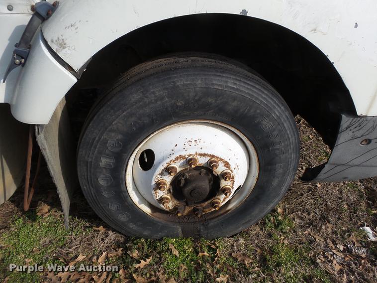 image for item DB7207 1994 International 9400 fertilizer tender truck