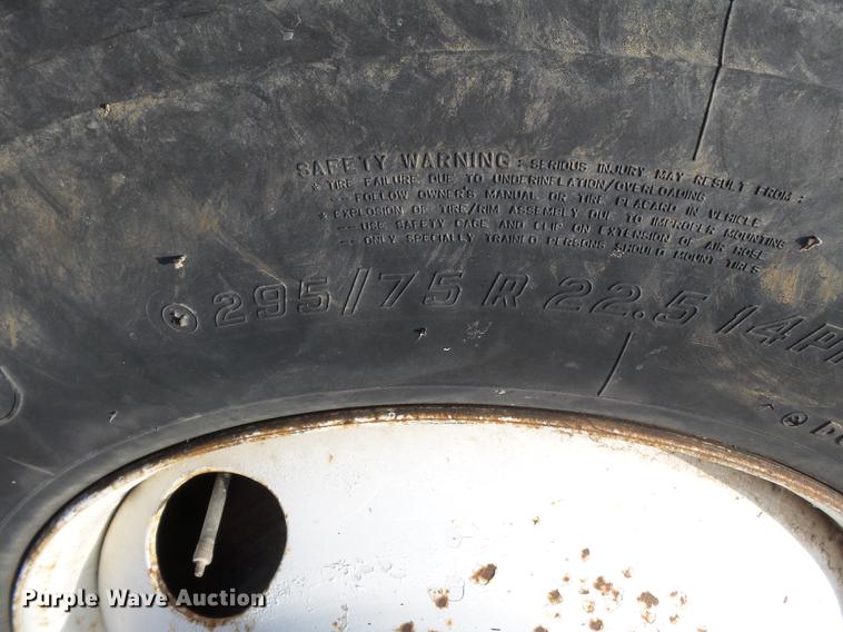 image for item DB7207 1994 International 9400 fertilizer tender truck