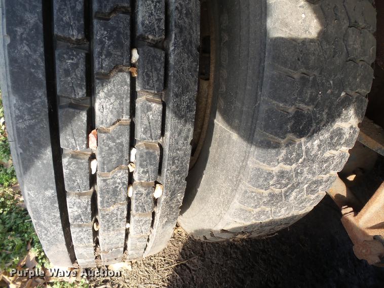 image for item DB7207 1994 International 9400 fertilizer tender truck