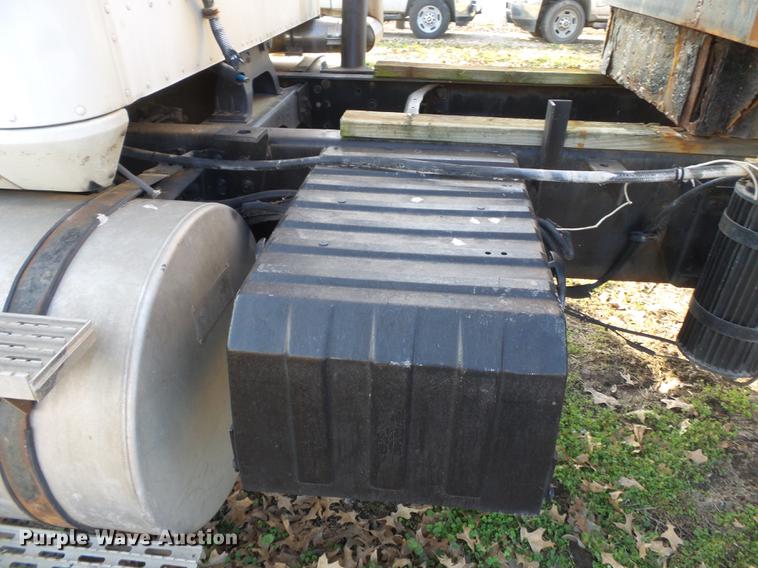 image for item DB7207 1994 International 9400 fertilizer tender truck