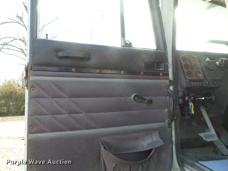 image for item DB7207 1994 International 9400 fertilizer tender truck