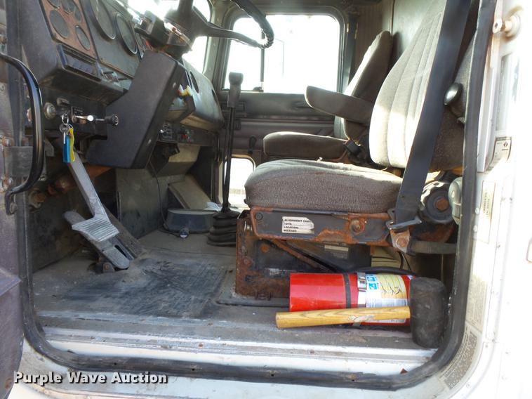 image for item DB7207 1994 International 9400 fertilizer tender truck