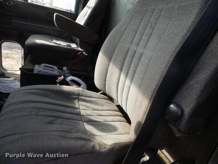 image for item DB7207 1994 International 9400 fertilizer tender truck