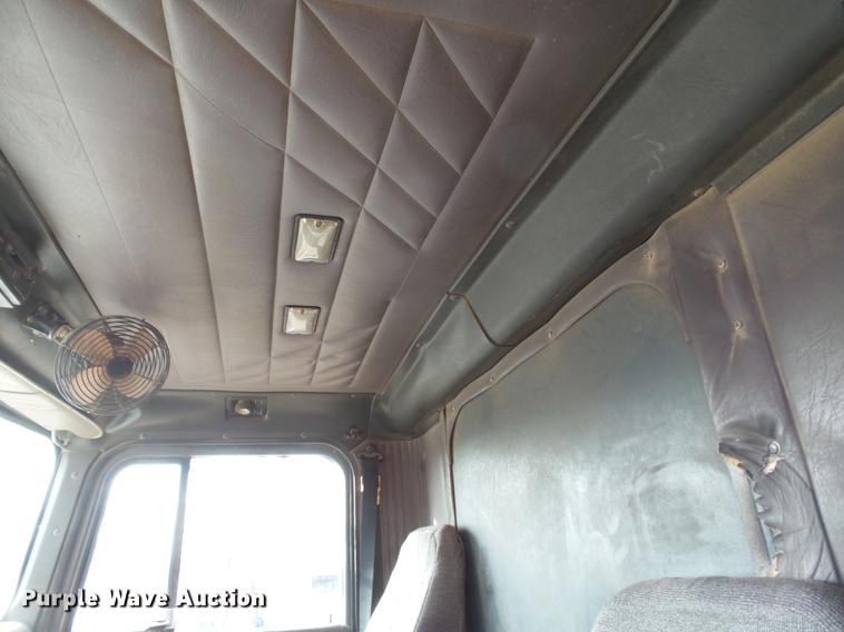 image for item DB7207 1994 International 9400 fertilizer tender truck