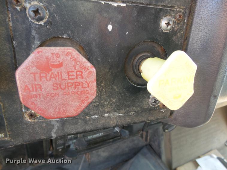 image for item DB7207 1994 International 9400 fertilizer tender truck