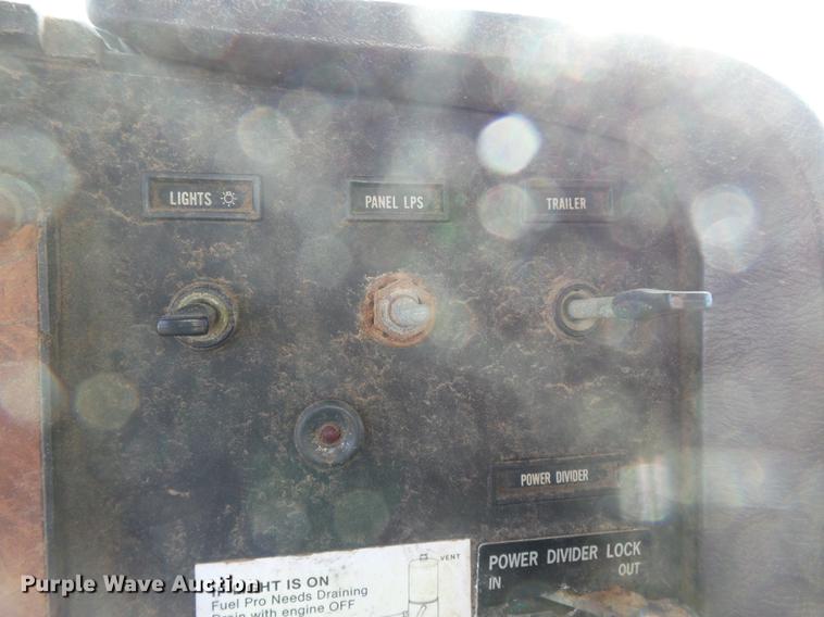 image for item DB7207 1994 International 9400 fertilizer tender truck