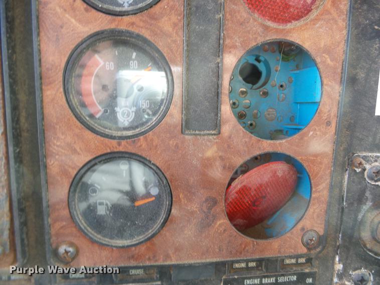 image for item DB7207 1994 International 9400 fertilizer tender truck