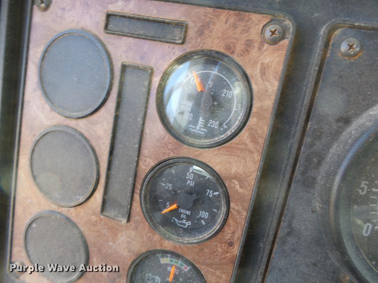 image for item DB7207 1994 International 9400 fertilizer tender truck