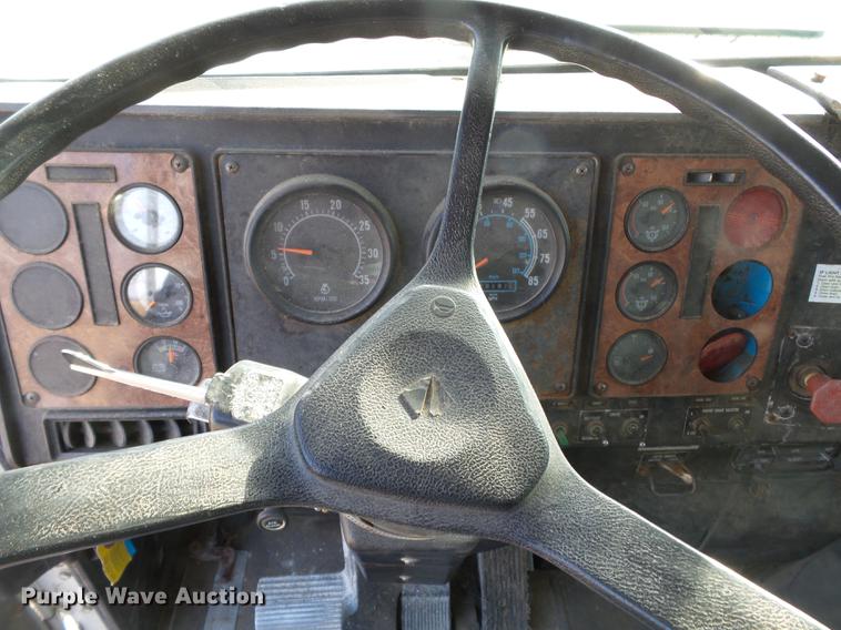 image for item DB7207 1994 International 9400 fertilizer tender truck