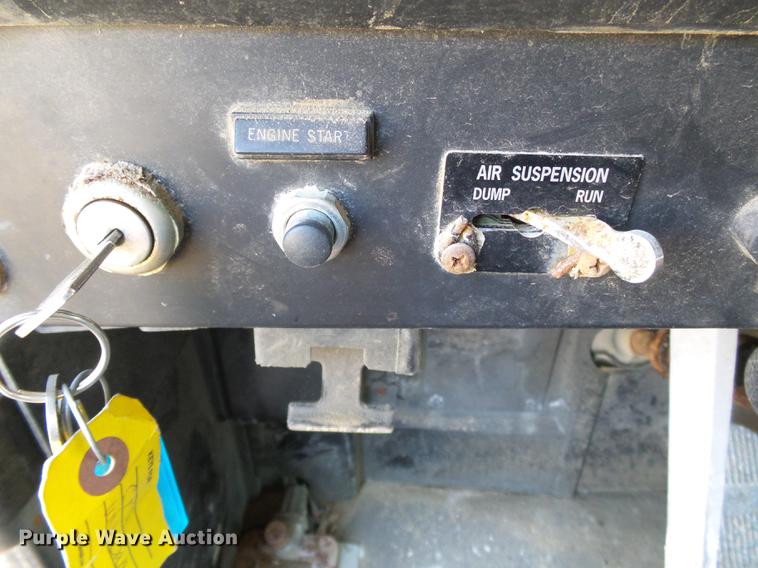 image for item DB7207 1994 International 9400 fertilizer tender truck