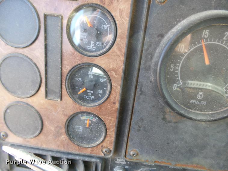 image for item DB7207 1994 International 9400 fertilizer tender truck