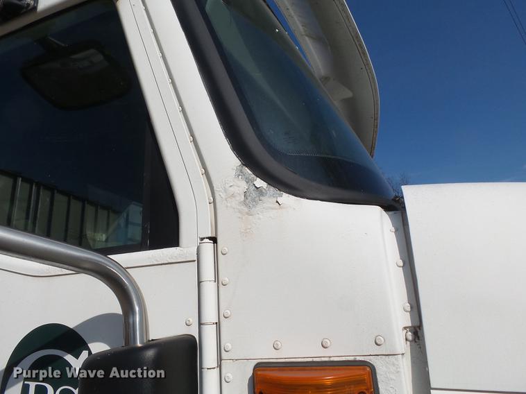 image for item DB7208 2005 International 9200i fertilizer tender truck