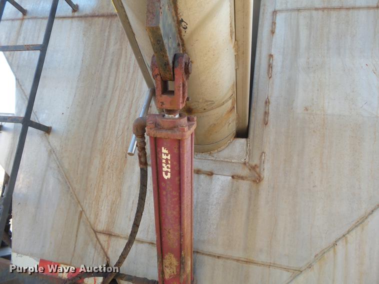 image for item DB7208 2005 International 9200i fertilizer tender truck