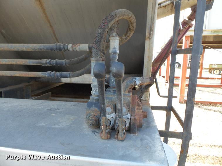 image for item DB7208 2005 International 9200i fertilizer tender truck