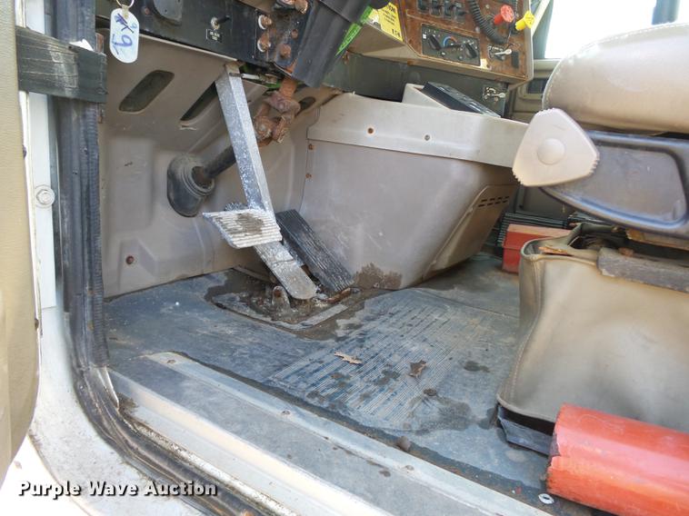 image for item DB7208 2005 International 9200i fertilizer tender truck