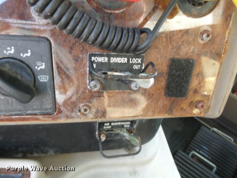 image for item DB7208 2005 International 9200i fertilizer tender truck