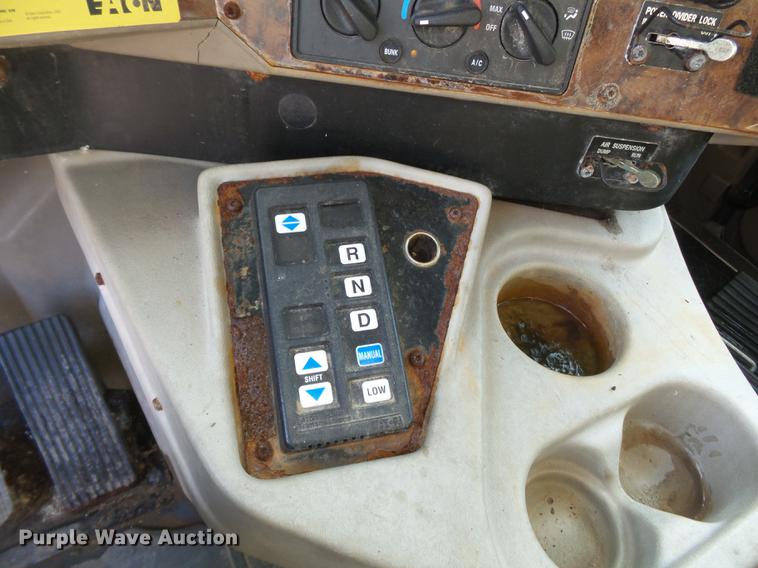 image for item DB7208 2005 International 9200i fertilizer tender truck