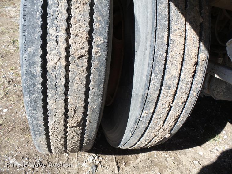 image for item DB7235 1989 Hawkeye double hopper bottom grain trailer