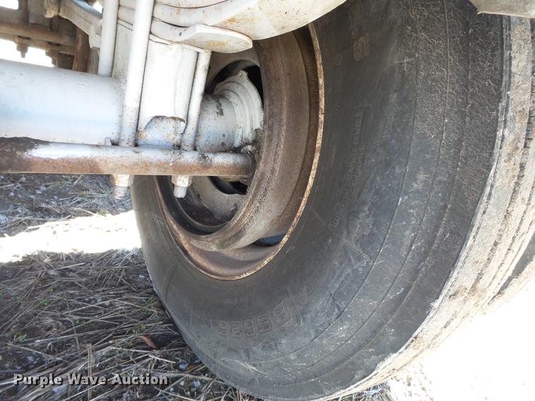 image for item DB7235 1989 Hawkeye double hopper bottom grain trailer