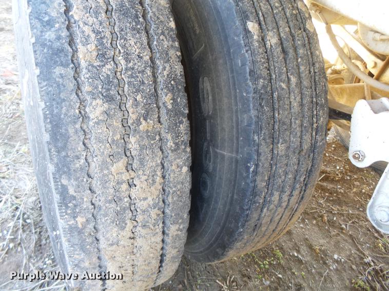 image for item DB7235 1989 Hawkeye double hopper bottom grain trailer