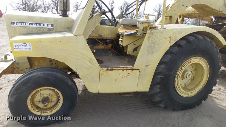 image for item DC0641 John Deere elevating scraper