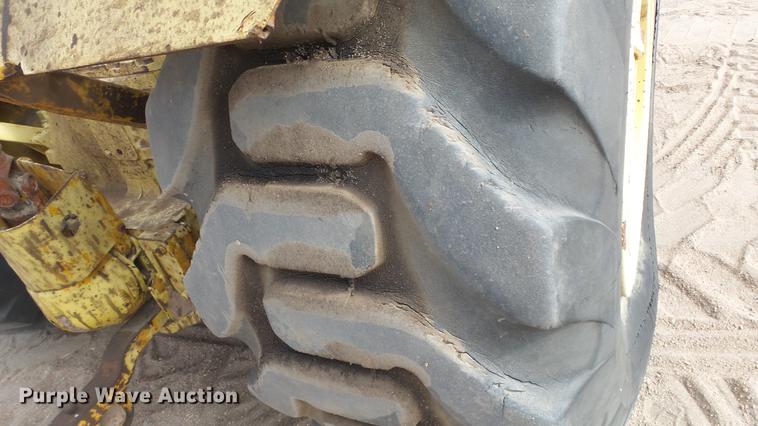 image for item DC0641 John Deere elevating scraper