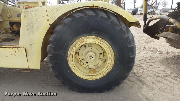 image for item DC0641 John Deere elevating scraper