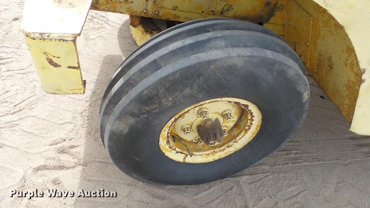 image for item DC0641 John Deere elevating scraper