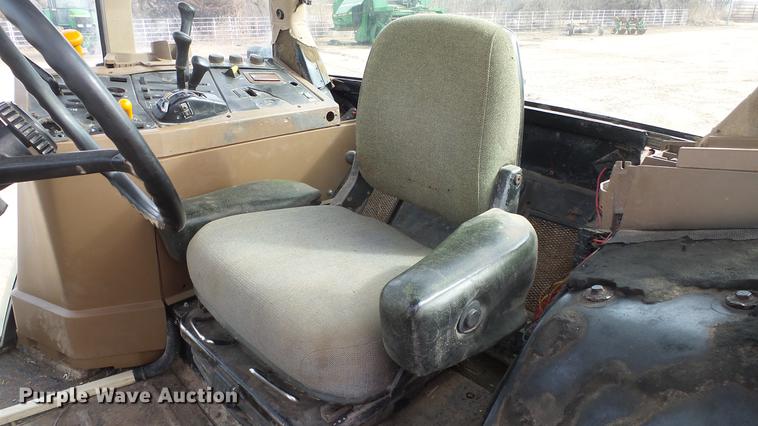 image for item DC0649 2002 John Deere 7810 MFWD tractor