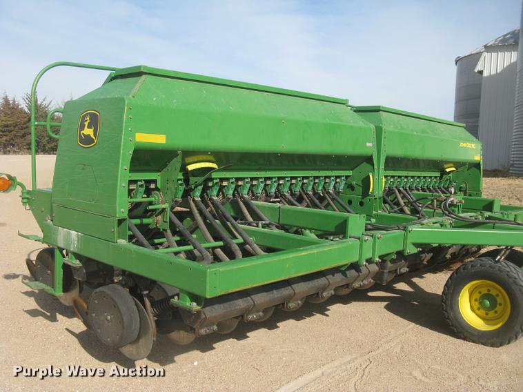 image for item DC2344 2003 John Deere 1590 grain drill