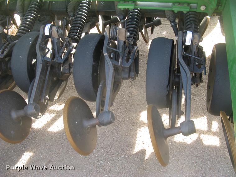 image for item DC2344 2003 John Deere 1590 grain drill
