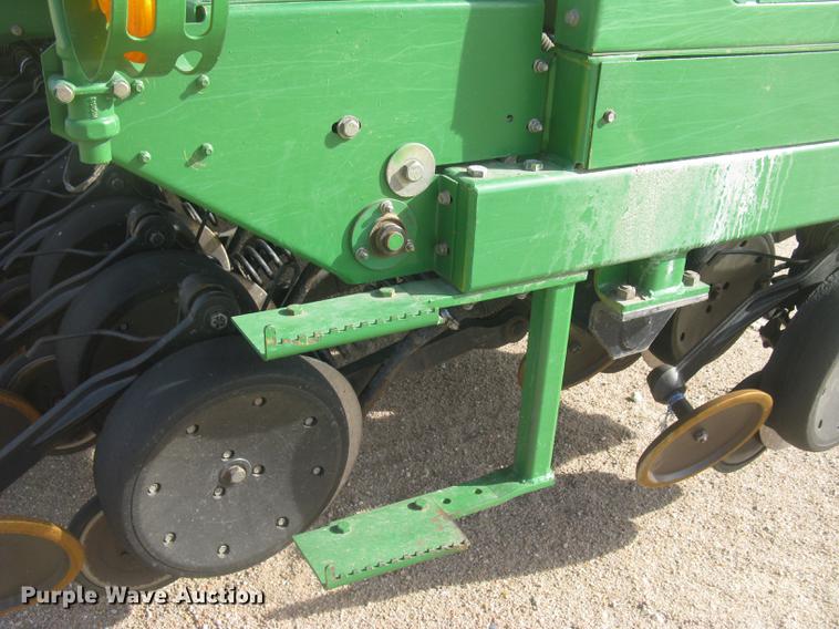 image for item DC2344 2003 John Deere 1590 grain drill