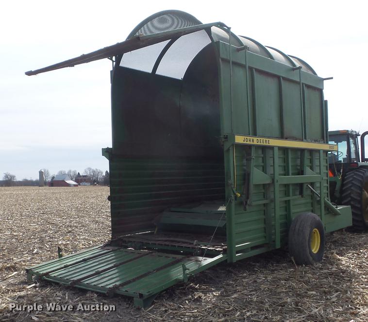 image for item DC7414 John Deere E0200 bale stacker