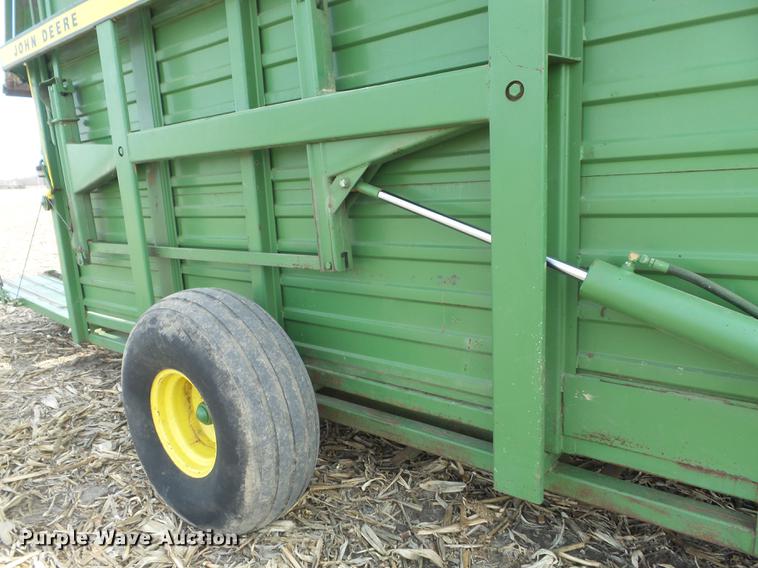 image for item DC7414 John Deere E0200 bale stacker