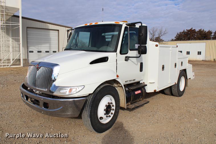 image for item DC7722 2002 International 4300 utility truck