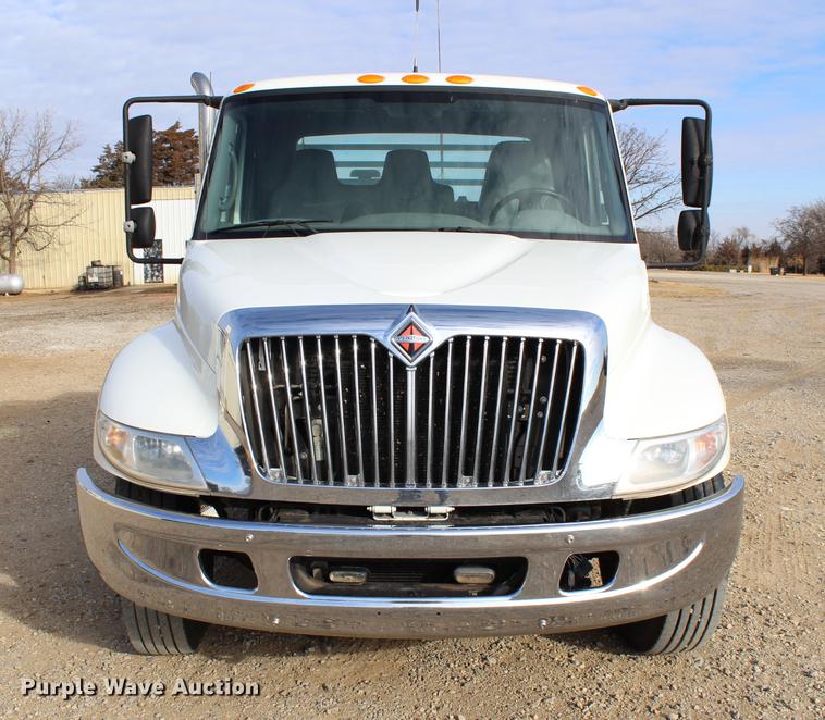 image for item DC7722 2002 International 4300 utility truck