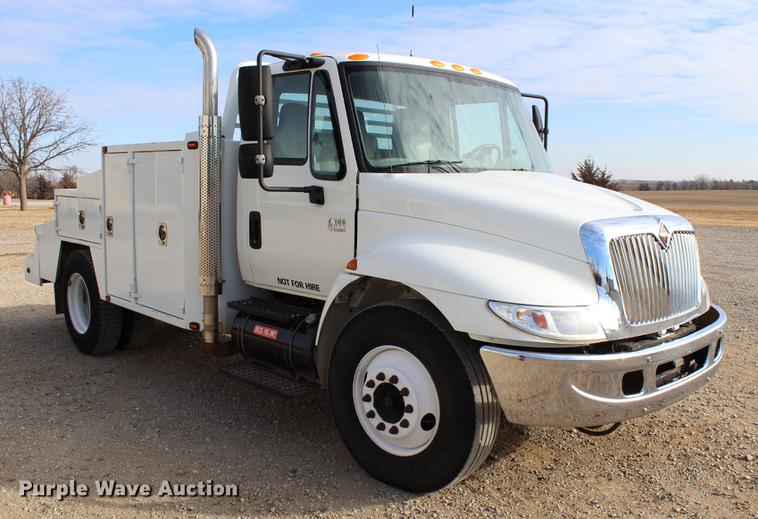 image for item DC7722 2002 International 4300 utility truck