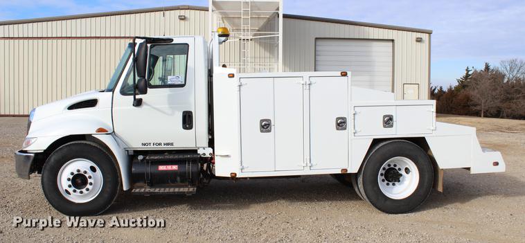 image for item DC7722 2002 International 4300 utility truck