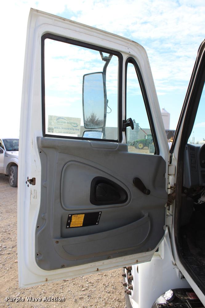 image for item DC7722 2002 International 4300 utility truck
