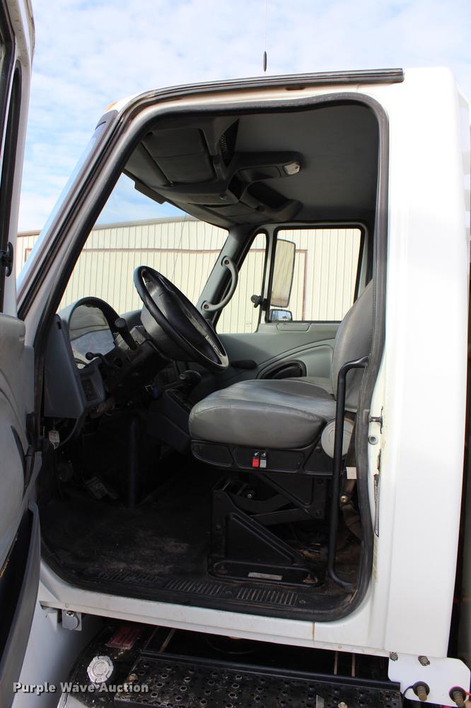 image for item DC7722 2002 International 4300 utility truck