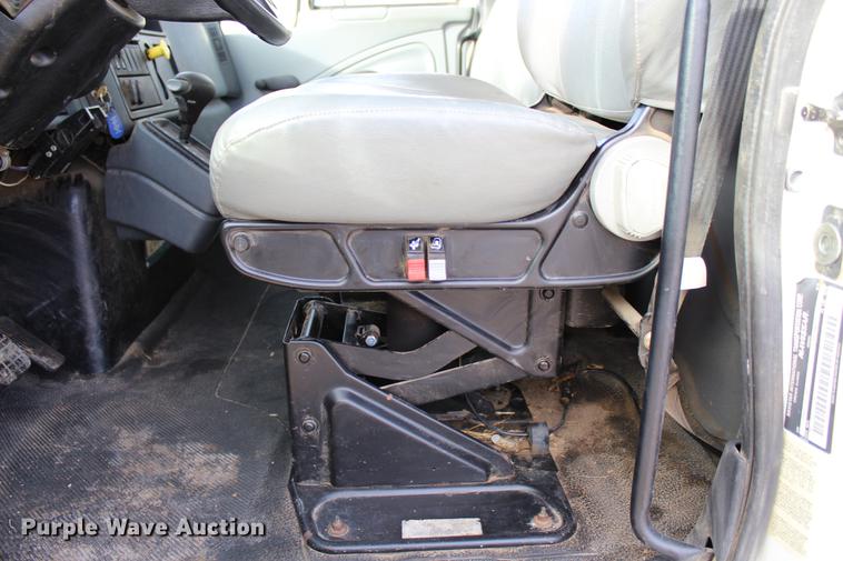 image for item DC7722 2002 International 4300 utility truck